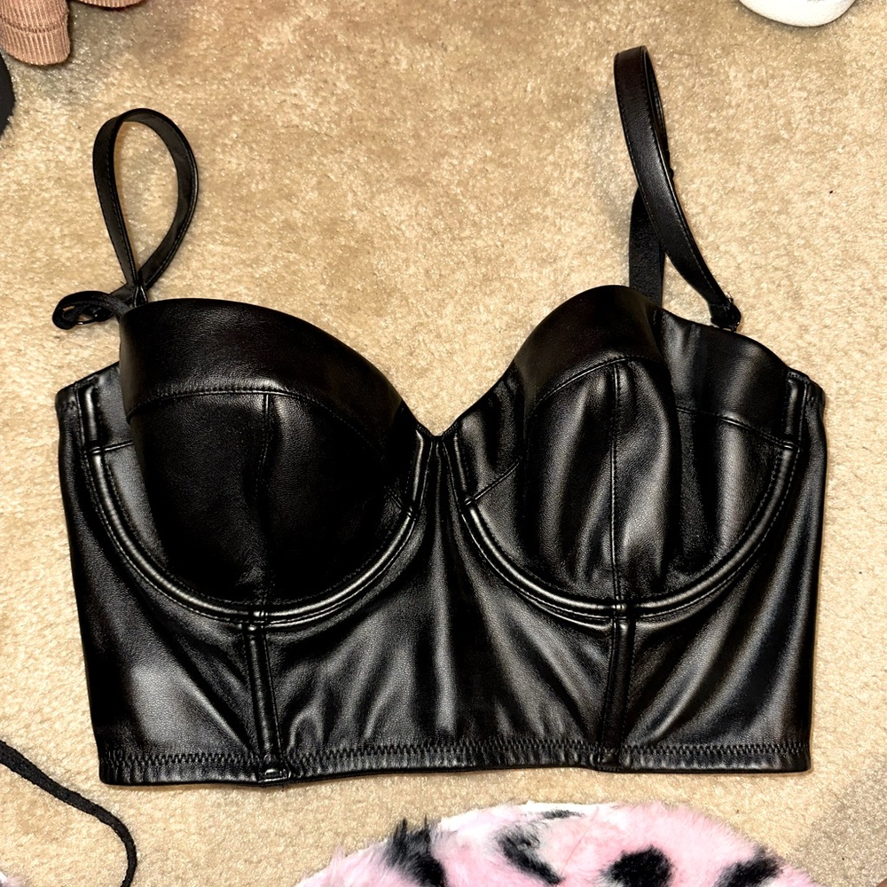 Leather bralett.